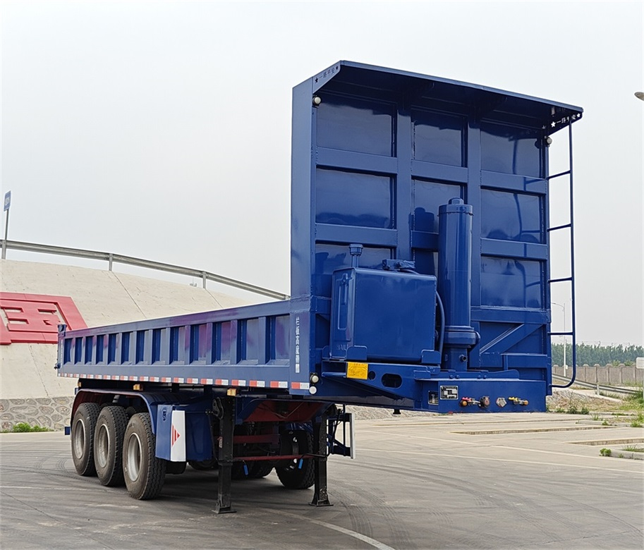 What precautions should be taken when driving a dump semi-trailer in foggy weather?