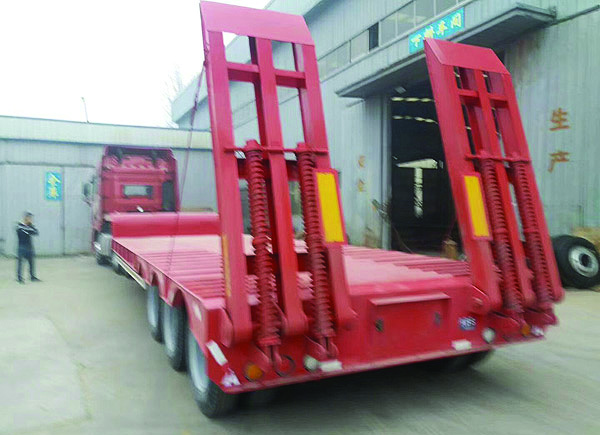 Low flatbed semi-trailer