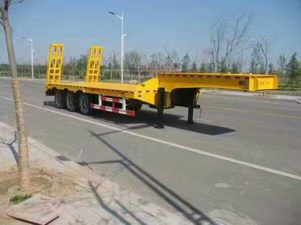 Low flatbed semi-trailer