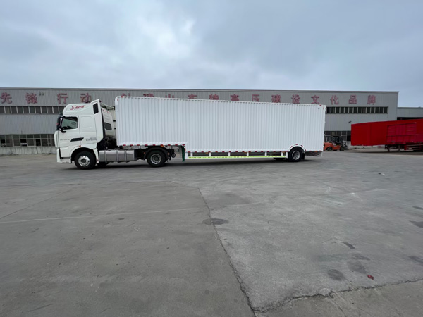 Box type transport semi-trailer